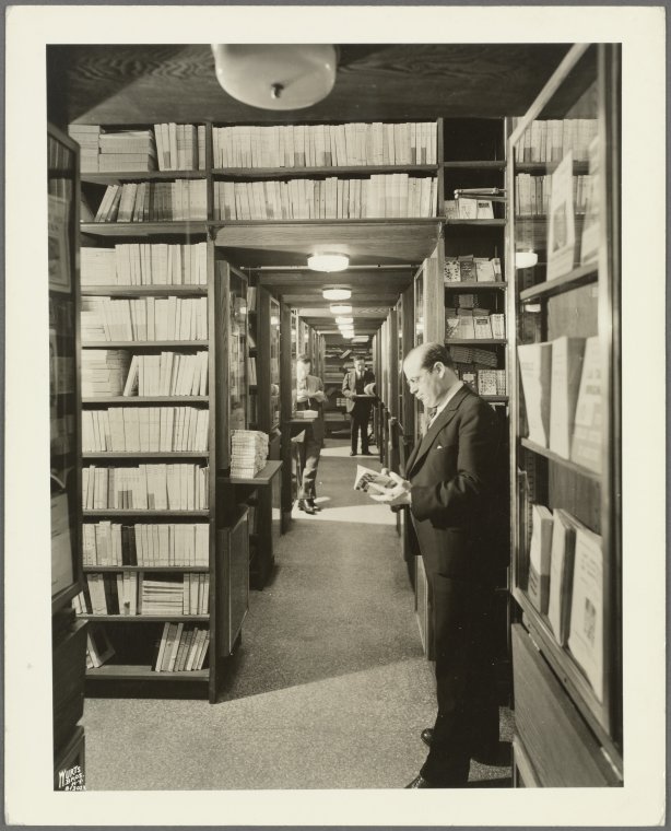 A man browsing in the now defunct Libairie de France in the Fred F. French Building at Rockefeller Plaza. Photo courtesy of the New York Public Library. 